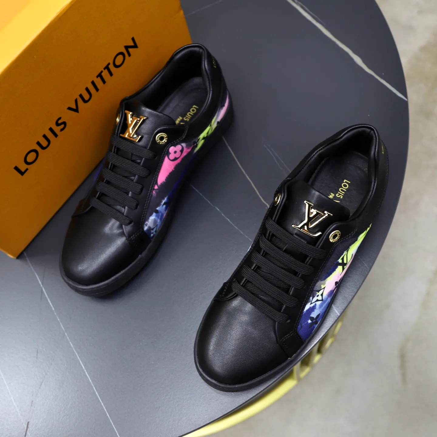 Ex-factory price: 400💰🙅‍♂️🙅‍♂️🙅‍♂️ Brand: LV Louis Vuitton Standard code: 38-44 (45 customized) Grade: Same as the official website Material: Original material splicing Comfortable and breathable lining Lightweight and wear-resistant sports outsole Style category: Men's fashionable casual shoes Running sneakers Distinguished luxury brand elements Top luxury Color: actual picture color